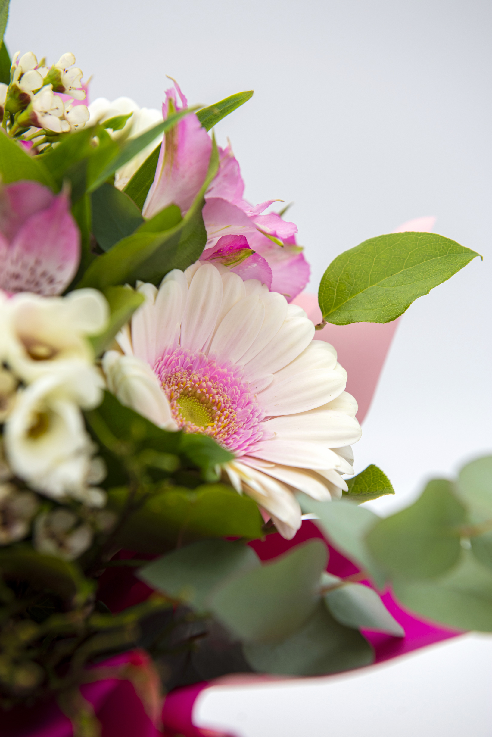 Bouquet rosa e bianco con roselline, gerbere e lisianthus - immagine 4