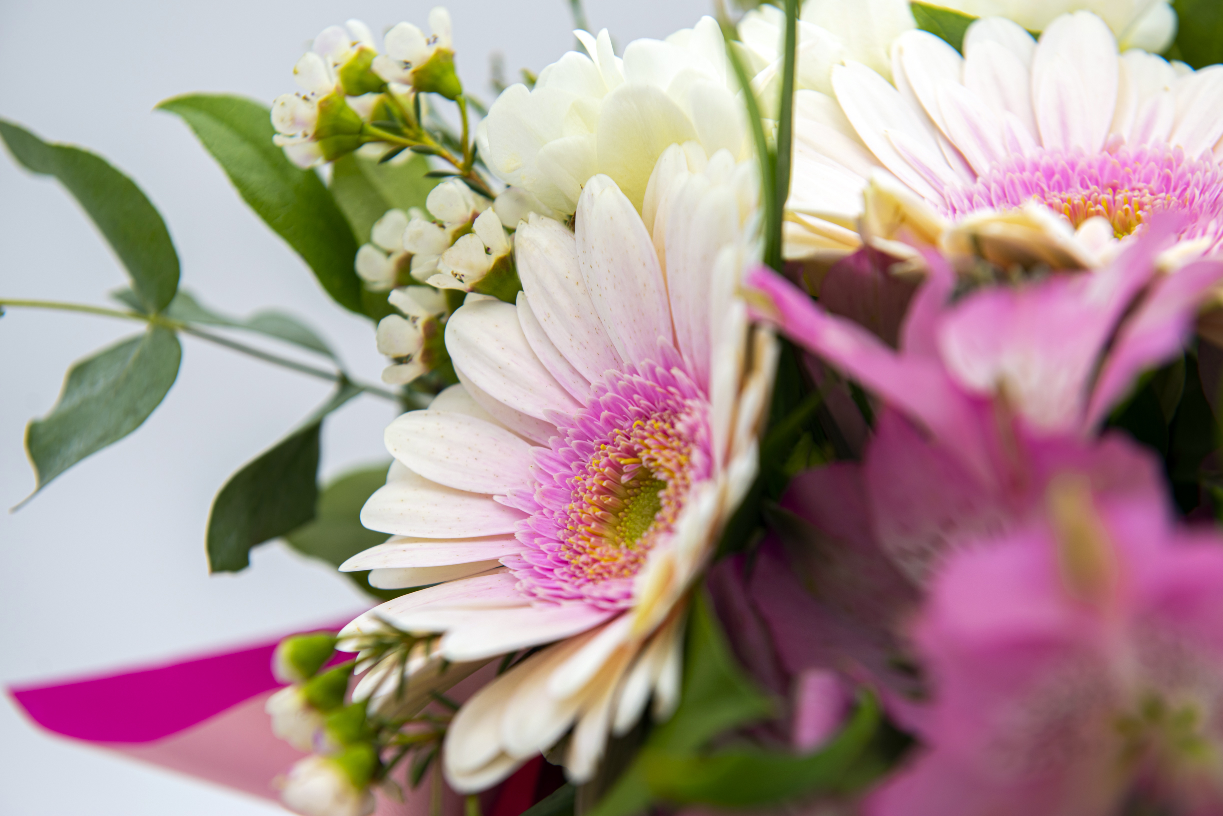 Bouquet rosa e bianco con roselline, gerbere e lisianthus - immagine 5