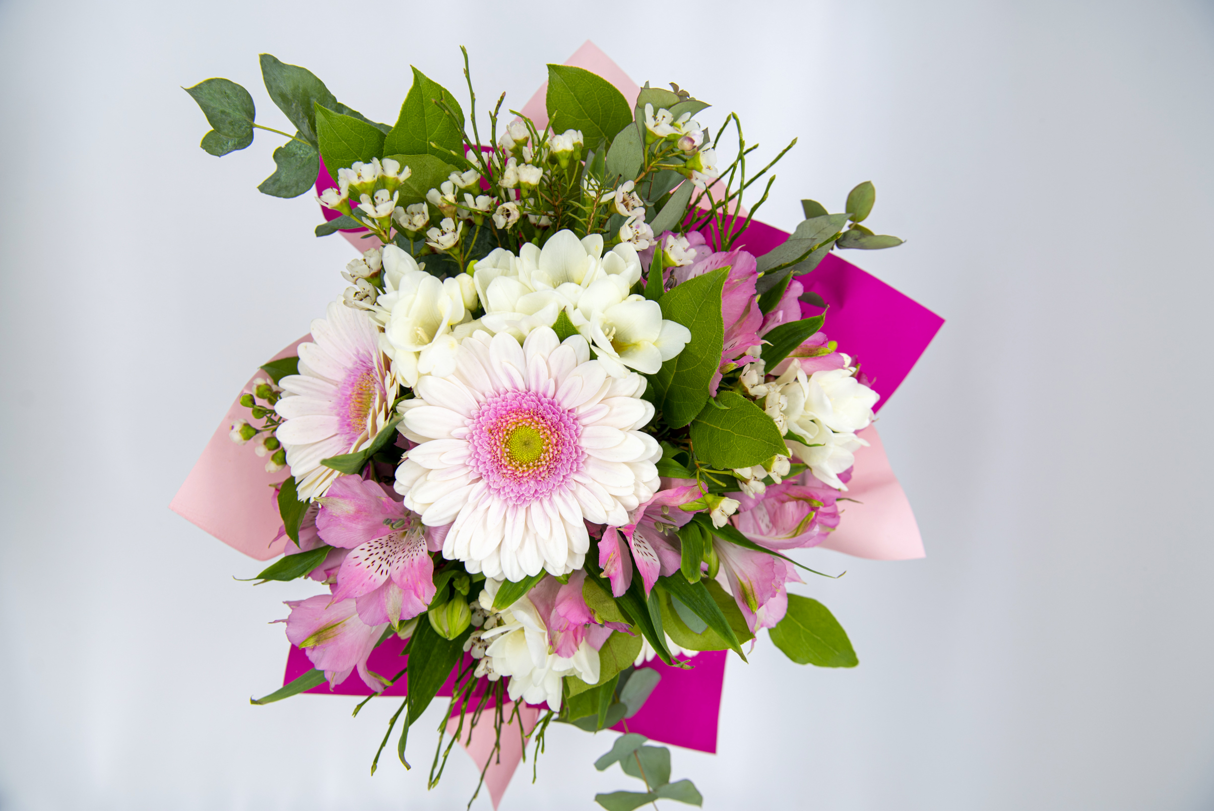 Bouquet rosa e bianco con roselline, gerbere e lisianthus - immagine 6