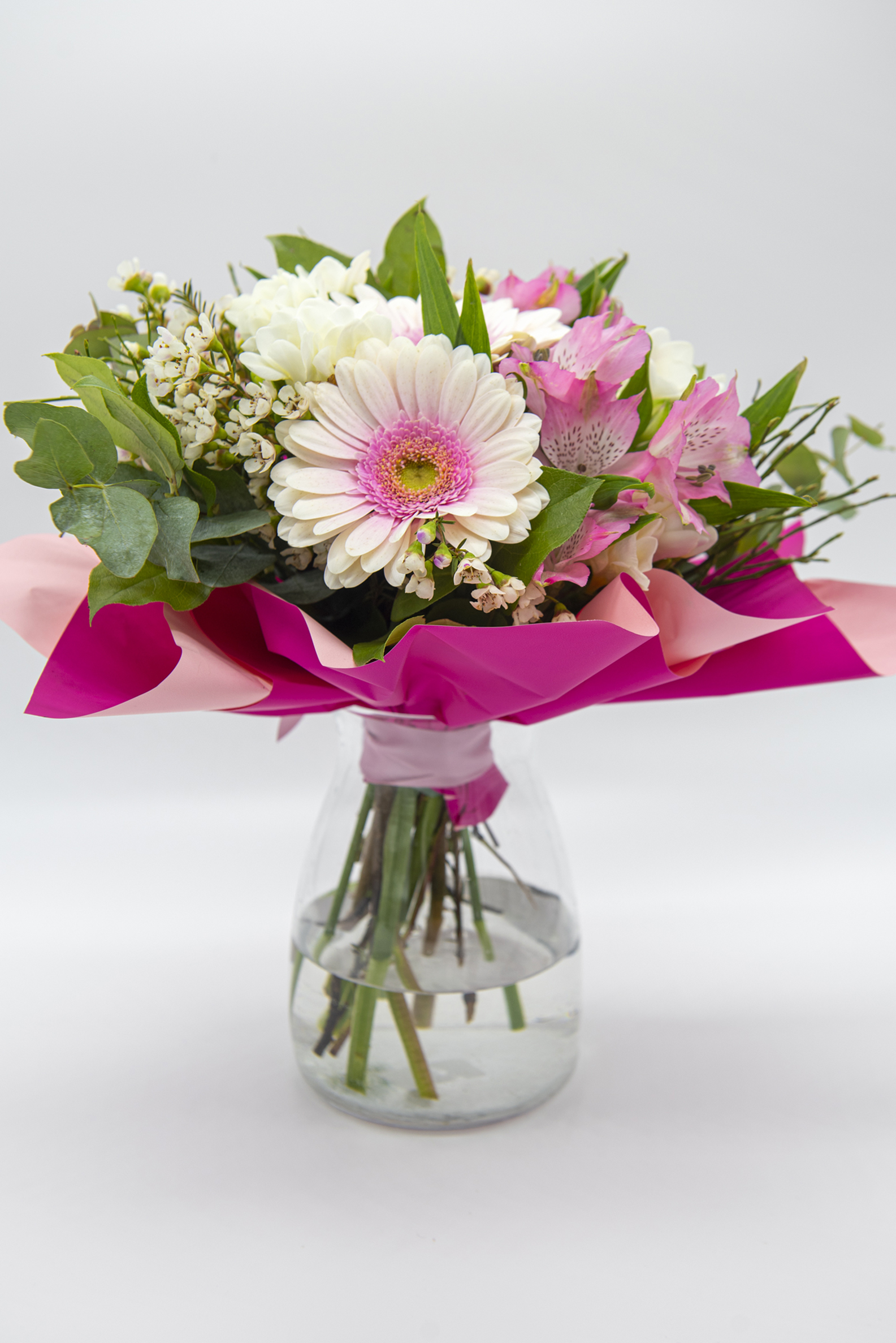 Bouquet rosa e bianco con roselline, gerbere e lisianthus
