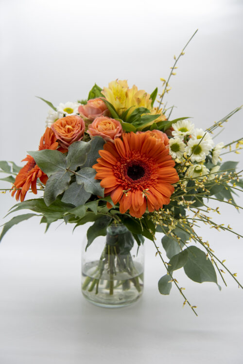 Bouquet giallo e arancione con gerbere e roselline