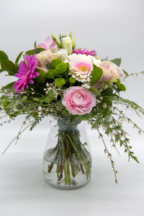 Bouquet rosa con fresie, roselline e garofano