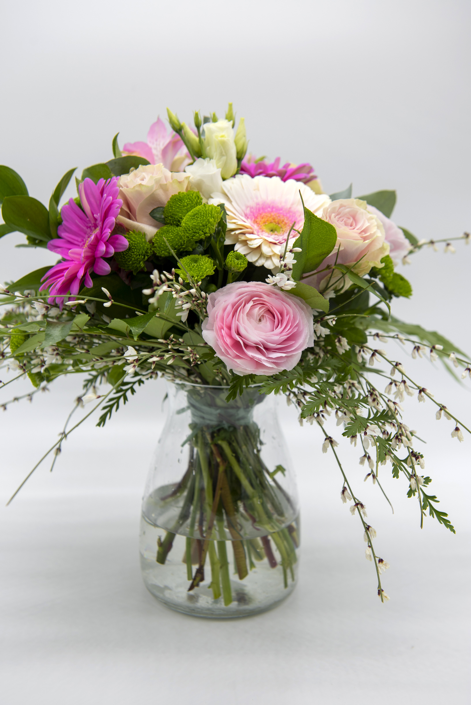 Bouquet rosa con fresie, roselline e garofano