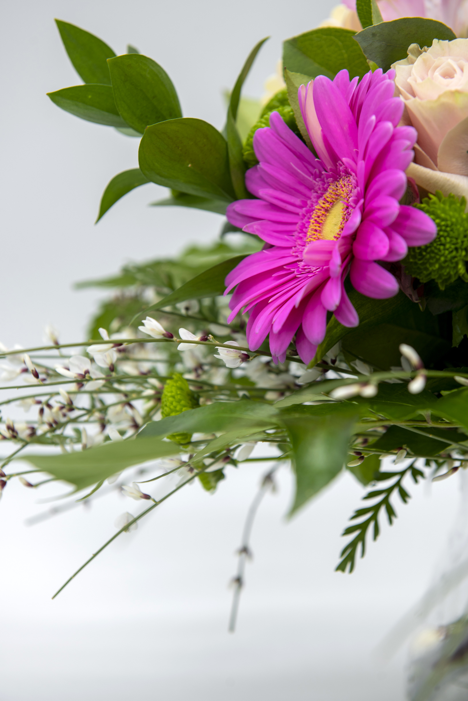 Bouquet rosa con fresie, roselline e garofano - immagine 3