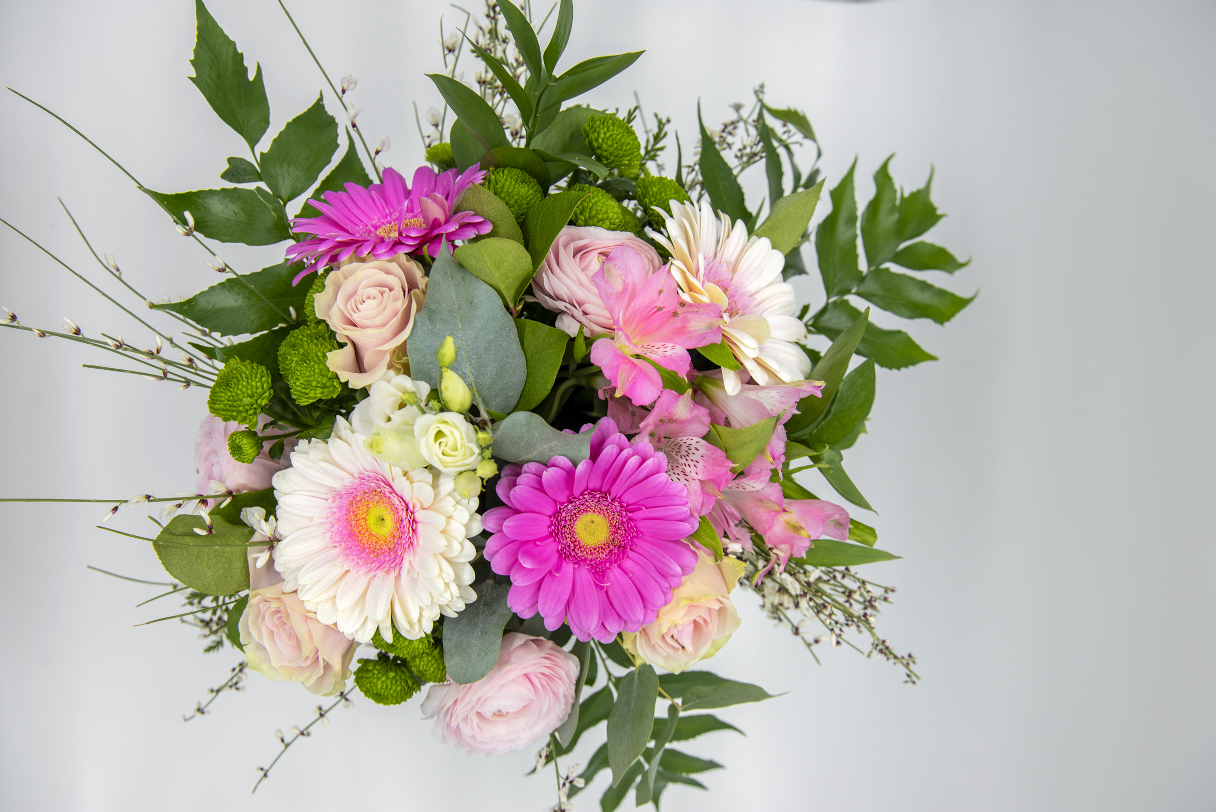 Bouquet rosa con fresie, roselline e garofano - immagine 6