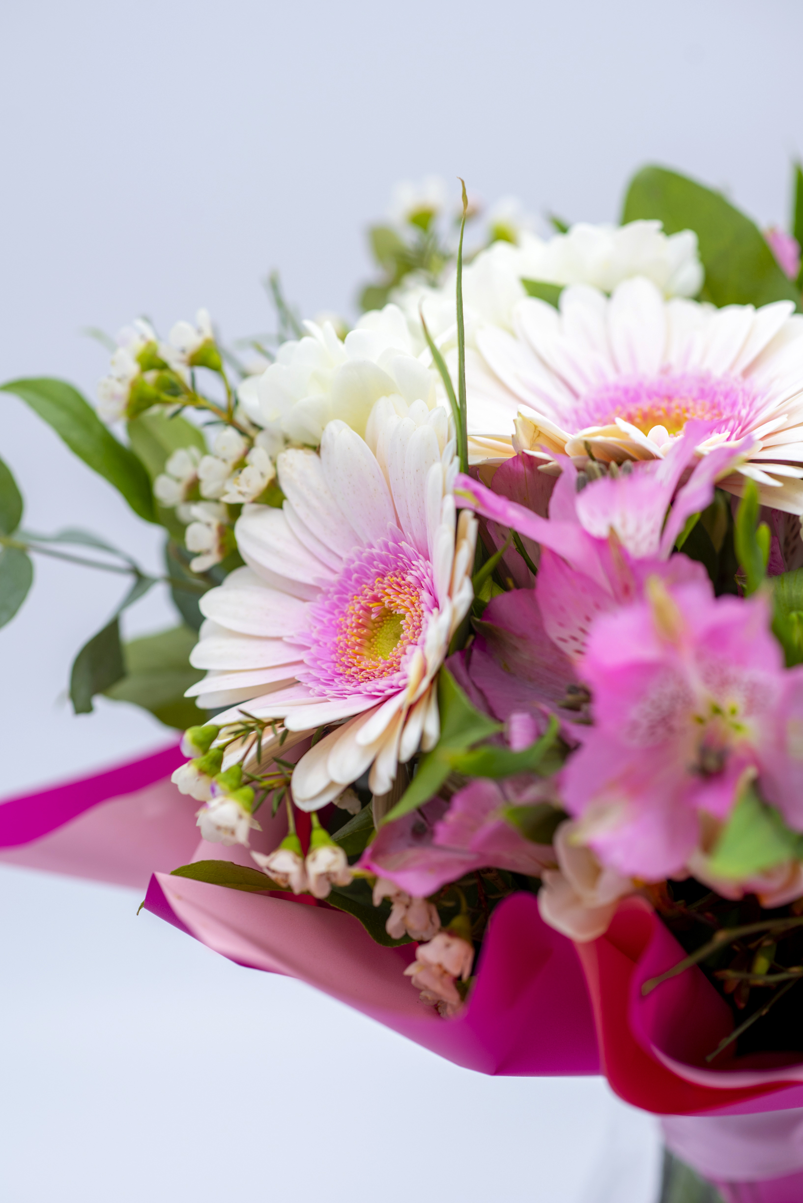 Bouquet rosa e bianco con roselline, gerbere e lisianthus - immagine 2
