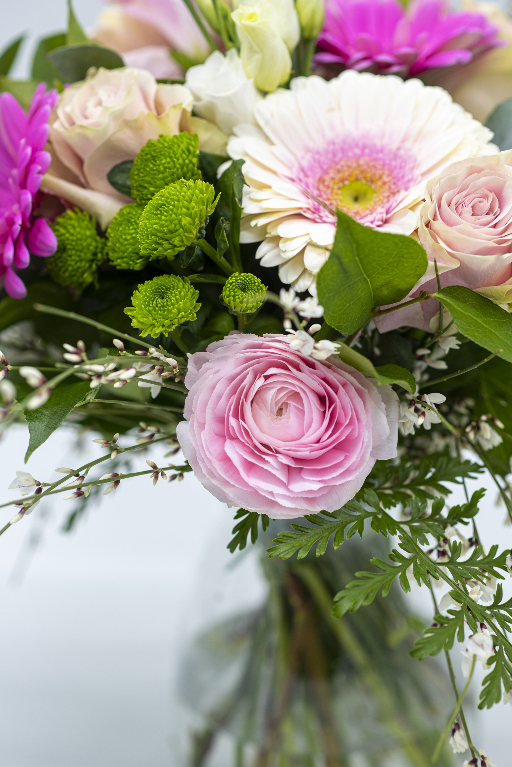 Bouquet rosa e bianco con roselline, gerbere e lisianthus - immagine 7