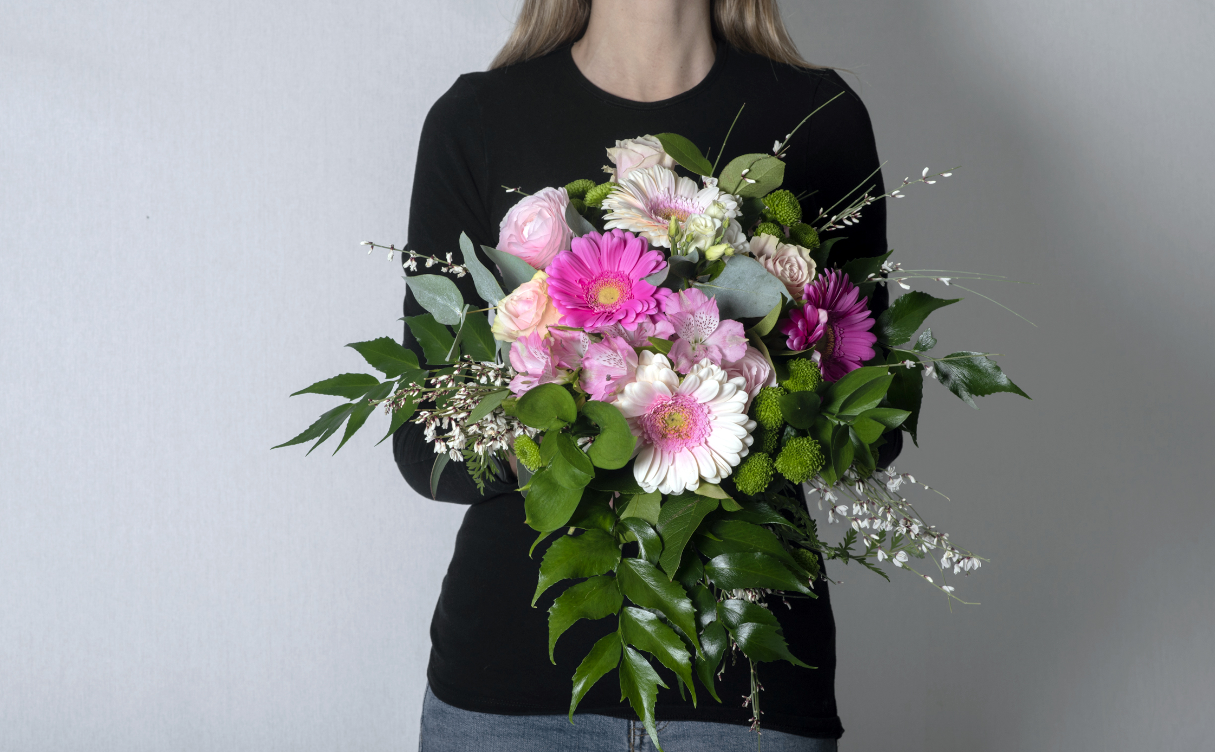 Bouquet rosa e bianco con roselline, gerbere e lisianthus - immagine 8