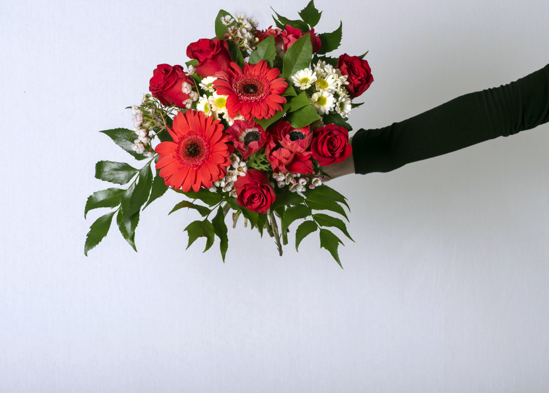 Bouquet con gerbere e rose rosse - immagine 7