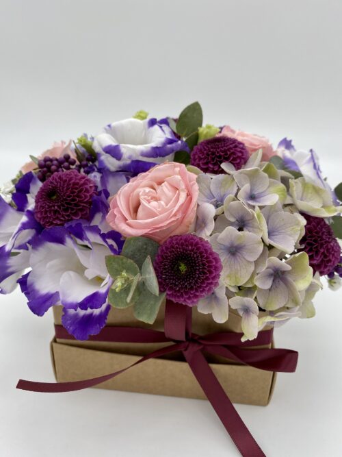 Cestino grande rosa e lilla di fiori freschi